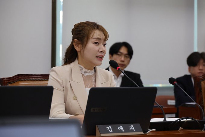 국민의힘  김예지 의원 이 국회상임위에서 발언을 하고있다 