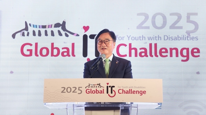 우원식 국회의장은 31일(금) 오전 울산 호텔현대 바이라한에서 열린 '글로벌장애청소년IT챌린지'에 참석해 모두발언을하고 있다<br>
<br>
<br>
국회제공